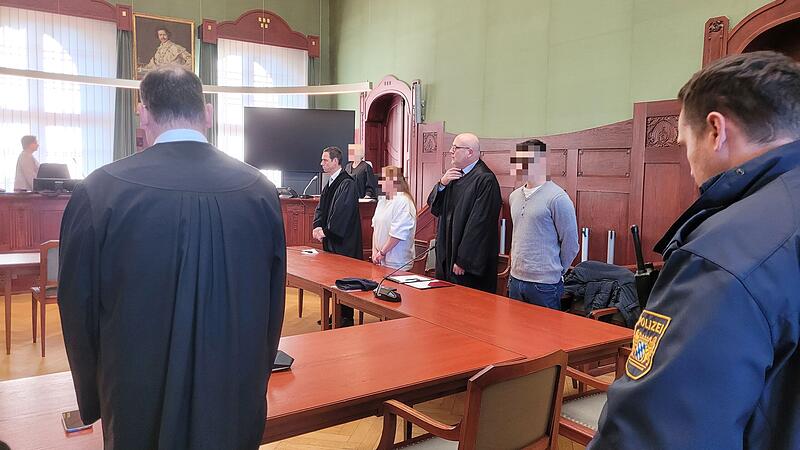 Marcel E. wurde wegen Mordes in Verdeckungsabsicht verurteilt, Tina H. wegen Beihilfe zum Totschlag.  Unser Bild zeigt sie mit den beiden Verteidigern Alexander Schmidtgall (rechts) und Gert Lowack.