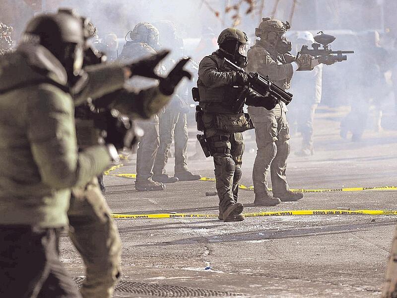 Das martialische Vorgehen der hochgerüsteten ICE-Beamten sorgt für Empörung. Das martialische Vorgehen der hochgerüsteten ICE-Beamten sorgt für Empörung.