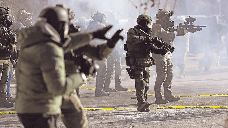 Das martialische Vorgehen der hochger&uuml;steten ICE-Beamten sorgt f&uuml;r Emp&ouml;rung.