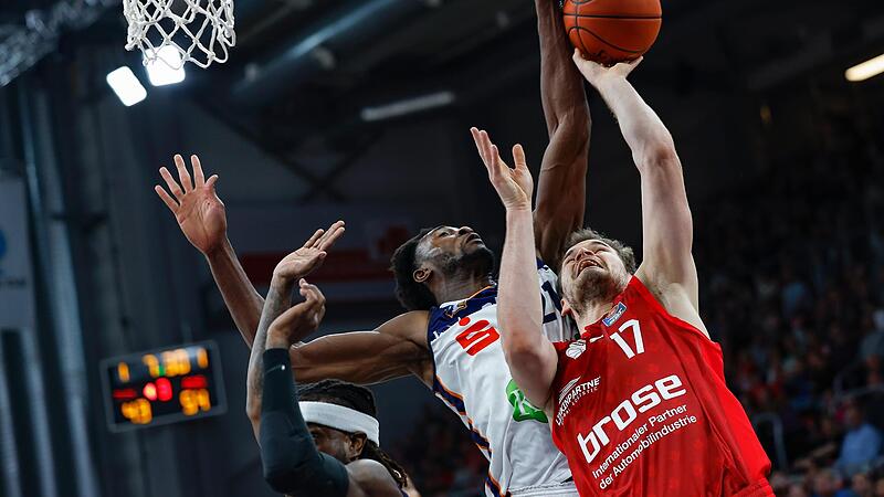 Auch wenn Jaromir Bohacik (rechts) hier vom Rostocker Selom Mawugbe geblockt wird, war der Tscheche im Brose-Trikot bester Bamberger mti 22 Punkten. Auch wenn Jaromir Bohacik (rechts) hier vom Rostocker Selom Mawugbe geblockt wird, war der Tscheche im Brose-Trikot bester Bamberger mti 22 Punkten.
