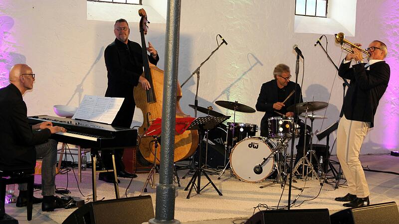 Pure Musikleidenschaft versprühten Jeff Cascaro und seine Band beim Vinotonale-Festival am Samstag in der Halle des Weinguts Schloss Hallburg. Pure Musikleidenschaft versprühten Jeff Cascaro und seine Band beim Vinotonale-Festival am Samstag in der Halle des Weinguts Schloss Hallburg.