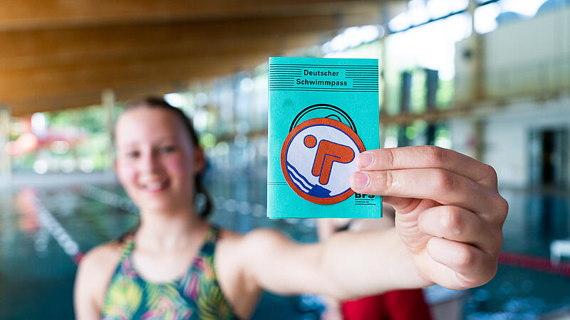 Wie die zw&ouml;lfj&auml;hrige Juli haben am Sonntag Dutzende Kinder und Jugendliche ihr Schwimmabzeichen im K&ouml;nigsbad abgelegt. Kostenlos - im Rahmen des bundesweiten Schwimmabzeichentages.