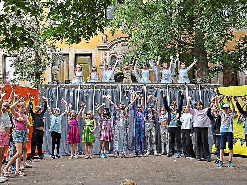Musical- und Chor-AG der Martin-Grundschule bringen den Weltraum in den Pausenhof.Felix Schiffmann