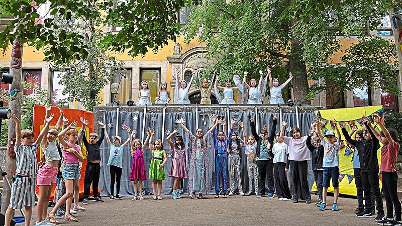 Musical- und Chor-AG der Martin-Grundschule bringen den Weltraum in den Pausenhof.Felix Schiffmann