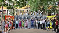 Musical- und Chor-AG der Martin-Grundschule bringen den Weltraum in den Pausenhof.Felix Schiffmann Musical- und Chor-AG der Martin-Grundschule bringen den Weltraum in den Pausenhof.Felix Schiffmann
