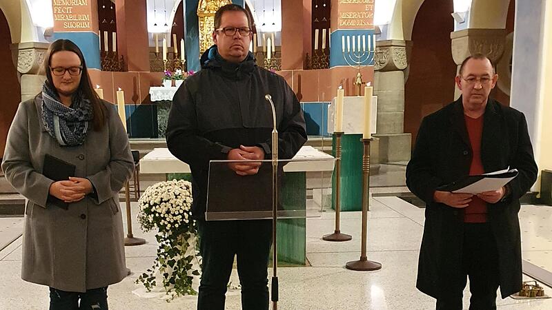 Nadine Scharf, Jens Arnold und Günter Münch (von links) gedachten der Opfer von Gewalt und verteilten Steine aus einem Korb.