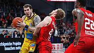 Einiges mussten die Bamberger um Christian Sengfelder (hier gegen den Ludwigsburger Justin Johnson) einstecken, bis sie sich wehrten und das Blatt am Ende wendeten.