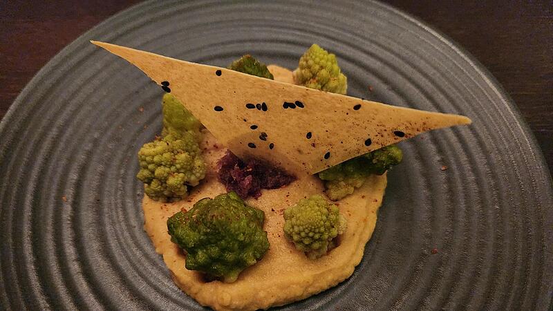 „Davinci Code“: Romanesco in Sesamöl, Püree aus Blumenkohl, französischer Chili. So sehen Gerichte im Restaurant Kuro Neko in der Königstraße in Bamberg aus, wo früher Kropfs Köstlichkeiten war. „Davinci Code“: Romanesco in Sesamöl, Püree aus Blumenkohl, französischer Chili. So sehen Gerichte im Restaurant Kuro Neko in der Königstraße in Bamberg aus, wo früher Kropfs Köstlichkeiten war.