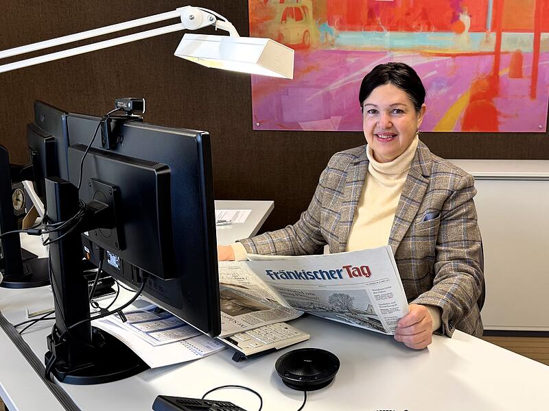 Angela Hofmann an ihrem Schreibtisch im Rathaus