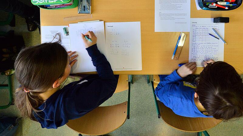 Ab der 5. Jahrgangsstufe lernen ukrainische Schülerinnen und Schüler seit diesem Schuljahr in Brückenklassen. Ab der 5. Jahrgangsstufe lernen ukrainische Schülerinnen und Schüler seit diesem Schuljahr in Brückenklassen.