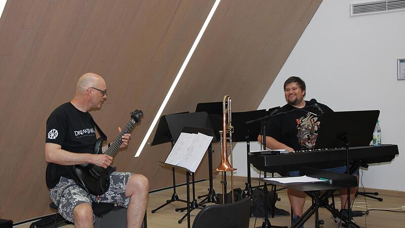 Joachim Pabst (links) und Malte Schilling aus Hammelburg üben mit ihrer Band beim ersten Mainpop Bandcamp Metal in der Musikakademie Hammelburg einen ihrer neu geschriebenen Songs. Er heißt “Rising Silence“. Joachim Pabst (links) und Malte Schilling aus Hammelburg üben mit ihrer Band beim ersten Mainpop Bandcamp Metal in der Musikakademie Hammelburg einen ihrer neu geschriebenen Songs. Er heißt “Rising Silence“.
