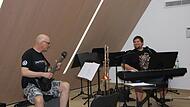Joachim Pabst (links) und Malte Schilling aus Hammelburg üben mit ihrer Band beim ersten Mainpop Bandcamp Metal in der Musikakademie Hammelburg einen ihrer neu geschriebenen Songs. Er heißt “Rising Silence“.