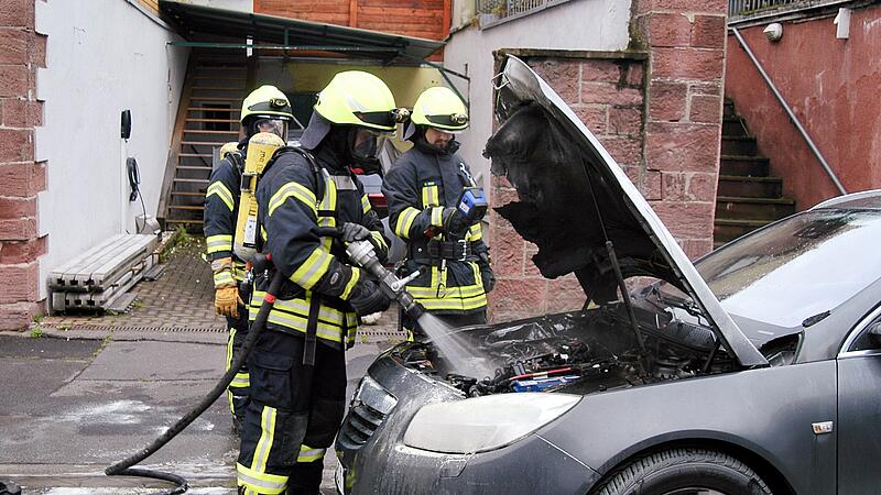 Opel brennt in der Bad Kissinger Schönbornstraße
