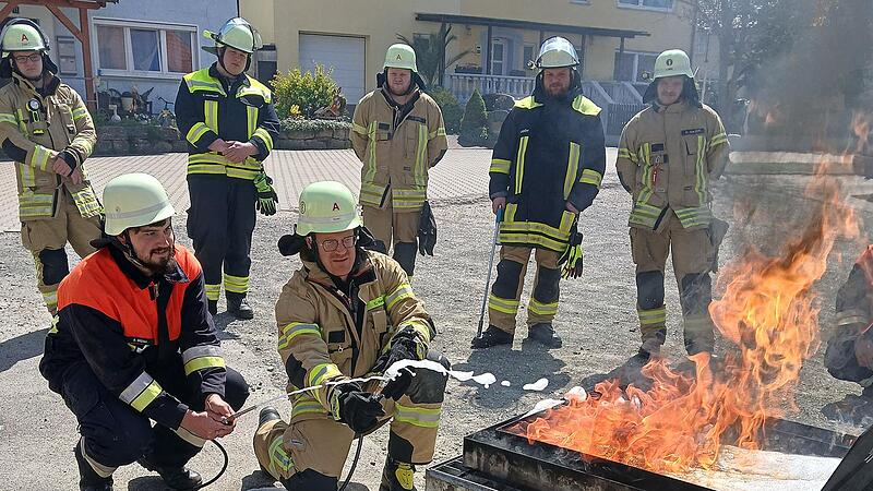 Hier wird brennender Treibstoff mit Schaum abgelöscht.
