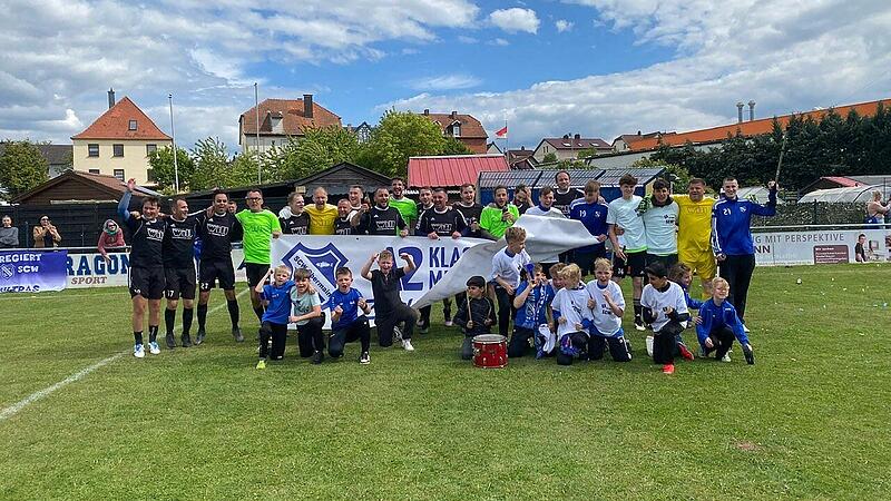 Der SCW  Obermain feiert die Meisterschaft in der A-Klasse 2 Lichtenfels.