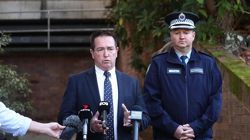 Paul Toole, stellv. Premierminister und Polizeiminister von NSW, und Superintendent Scott Tanner gaben nach der Verhaftung von Tobias M. eine Pressekonferenz zum Fall Strobel.