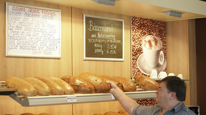Eine Tafel im Geschäft im Vorraum des Netto in der Kissinger Straße in Bad Brückenau informiert über die Schließung der Bäckerei Löhmer. Die Nachricht verbreitet sich wie ein Lauffeuer. Eine Tafel im Geschäft im Vorraum des Netto in der Kissinger Straße in Bad Brückenau informiert über die Schließung der Bäckerei Löhmer. Die Nachricht verbreitet sich wie ein Lauffeuer.