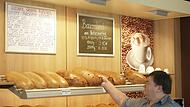 Eine Tafel im Gesch&auml;ft im Vorraum des Netto in der Kissinger Stra&szlig;e in Bad Br&uuml;ckenau informiert &uuml;ber die Schlie&szlig;ung der B&auml;ckerei L&ouml;hmer. Die Nachricht verbreitet sich wie ein Lauffeuer.