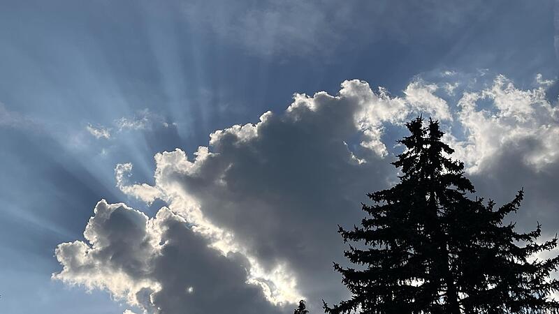 Der Kipppunkt, dass Wolken zu einem Schauer oder Gewitter mutieren, l&auml;sst sich an pl&ouml;tzlich ausfransenden R&auml;ndern festmachen, auch im Ladnkreis Forchheim.Forchheim & Fr&auml;nkische Schweiz