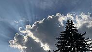 Der Kipppunkt, dass Wolken zu einem Schauer oder Gewitter mutieren, l&auml;sst sich an pl&ouml;tzlich ausfransenden R&auml;ndern festmachen, auch im Ladnkreis Forchheim.Forchheim & Fr&auml;nkische Schweiz