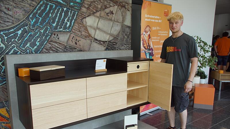 Felix Hofmann ist der dritte Sohn der Schreinerei Hofmann aus Eschenbach, der seine Schreiner-Lehre abgeschlossen hat.