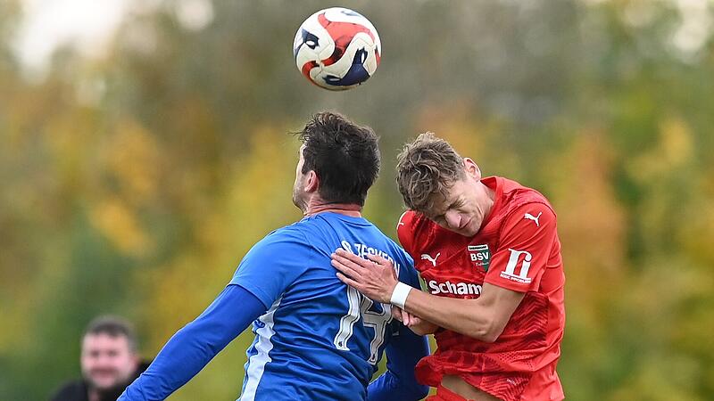 Stefan Räuber (links) von der SpVgg Zeckern im Kopfballduell mit Bastian Stummer vom Baiersdorfer SV.