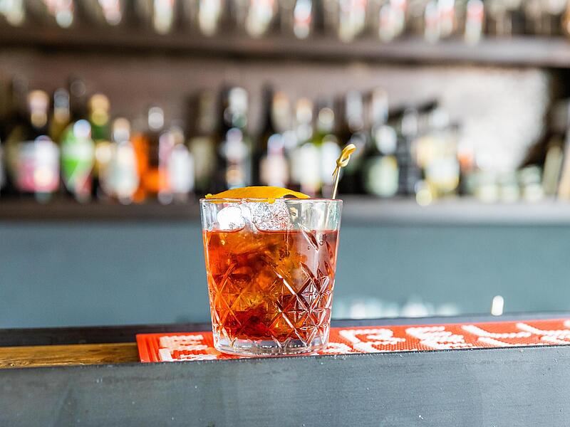 Klassischer Negroni: 3 cl Gin (zum Beispiel Bombay Saphire Gin), 3 cl italienischer Bitterlik&ouml;r (Campari), 3 cl roter Wermut (Cinzano Rosso): Eisw&uuml;rfel und ein St&uuml;ck Orangenschale Einfach Gin, roten Wermut und den Bitter-Aperitif Campari in einem ...