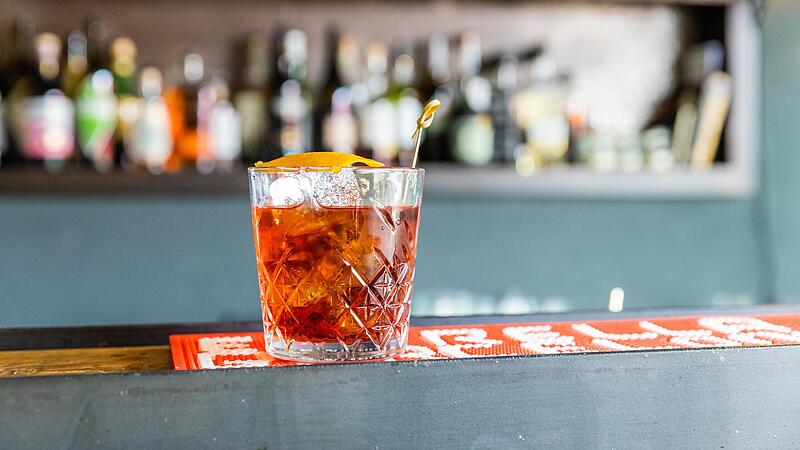 Klassischer Negroni: 3 cl Gin (zum Beispiel Bombay Saphire Gin), 3 cl italienischer Bitterlik&ouml;r (Campari), 3 cl roter Wermut (Cinzano Rosso): Eisw&uuml;rfel und ein St&uuml;ck Orangenschale Einfach Gin, roten Wermut und den Bitter-Aperitif Campari in einem ...