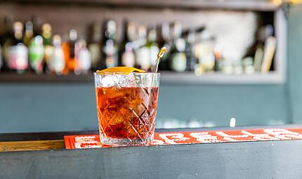 Klassischer Negroni: 3 cl Gin (zum Beispiel Bombay Saphire Gin), 3 cl italienischer Bitterlik&ouml;r (Campari), 3 cl roter Wermut (Cinzano Rosso): Eisw&uuml;rfel und ein St&uuml;ck Orangenschale Einfach Gin, roten Wermut und den Bitter-Aperitif Campari in einem ...