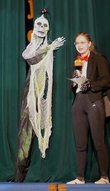 Katharina Schmitt k&uuml;ndigt eine Zeitreise an: Time Warp.