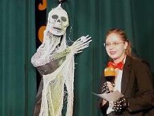 Katharina Schmitt k&uuml;ndigt eine Zeitreise an: Time Warp.