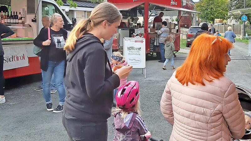 Strahlender Sonnenschein, ein kleiner Plausch und nebenbei ein wenig shoppen &ndash; der Feierabendmarkt in Wallenfels ist eine Erfolgsgeschichte, die bereits Nachahmer gefunden hat.