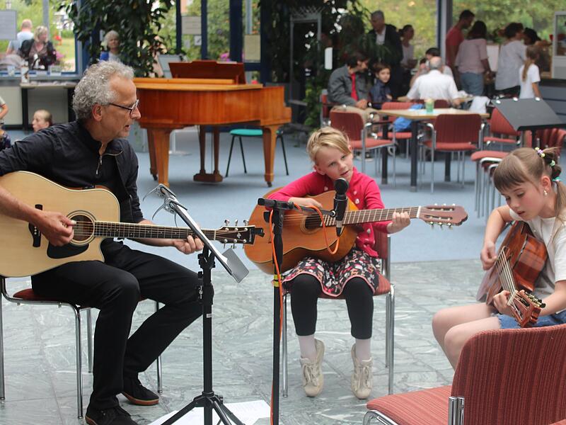 Viel Engagement zeigen Lehrer und Sch&uuml;ler bei Vorspielen, hier beim Jubil&auml;um der August-K&ouml;mpel Musikschule 2023 in der Georgi-Halle.