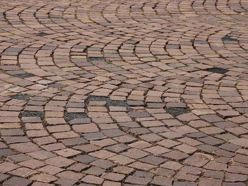 Das Pflaster am Marktplatz in Hammelburg ist in einem schlechten Zustand. Das Pflaster am Marktplatz in Hammelburg ist in einem schlechten Zustand.