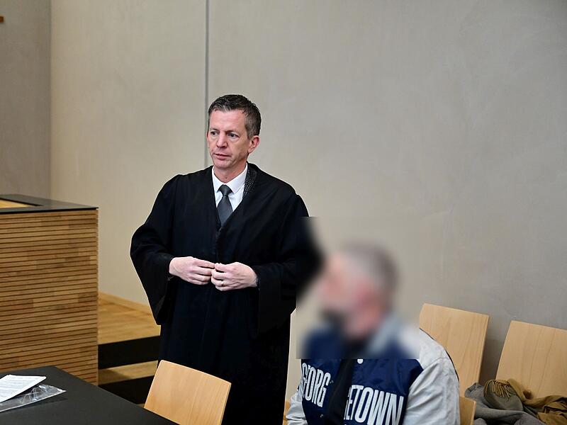 Rechtsanwalt Holger Zebisch und der Angeklagte am Amtsgericht Erlangen.