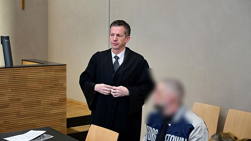 Rechtsanwalt Holger Zebisch und der Angeklagte am Amtsgericht Erlangen.