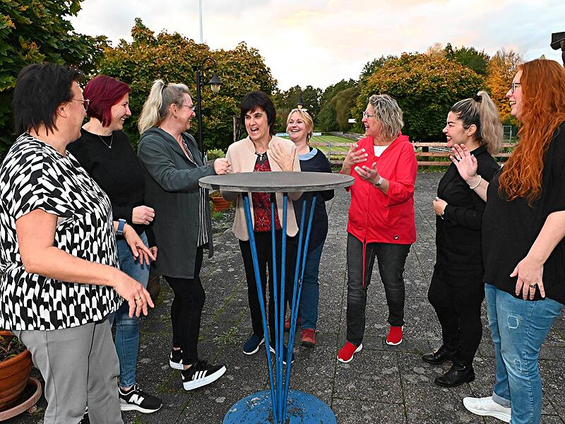 Lachen macht Hoffnung: Die Frauen aus Stegaurach packen an und organisieren eine Spendenaktion für den unheilbar kranken Christian Z. Mit dabei (v.Links: