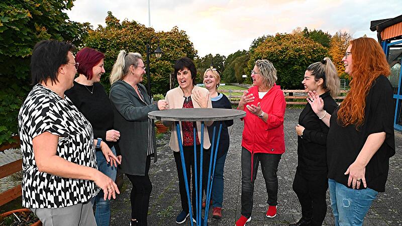 Lachen macht Hoffnung: Die Frauen aus Stegaurach packen an und organisieren eine Spendenaktion für den unheilbar kranken Christian Z. Mit dabei (v.Links: