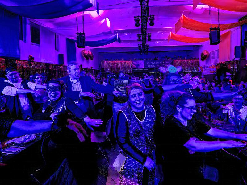 160 Akteure brachten die Hirschaider Jahnhalle beim Bunten Abend des MSC Sassanfahrt zum Toben&nbsp;&ndash; das Publikum bedankte sich mit teils tosendem Applaus.