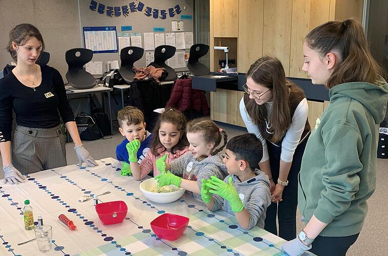 Am BBZ arbeiten künftige Erzieherinnen und Erzieher mit Kindern aus dem