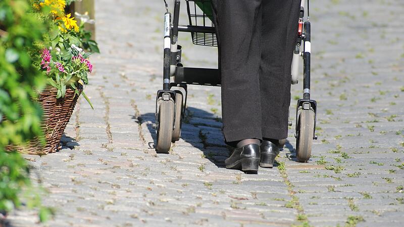 Schön anzuschauen, schwer zu begehen: Das Pflaster in den Altstädten ist für viele Menschen ein „Pflaster“.