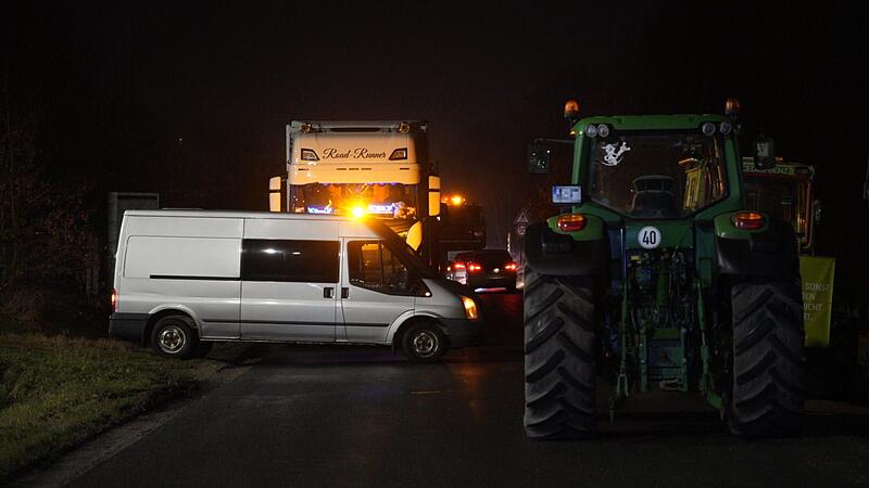 REWE-Zentrallager im Landkreis Bamberg mit Traktoren, Lastwagen und Transportern blockiert