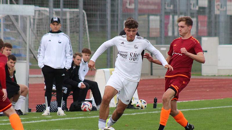 Trainer Marcel B&uuml;chner (Hintergrund) war nicht einverstanden mit der Leistung seines FC Coburg II um Leonhard Witter.)