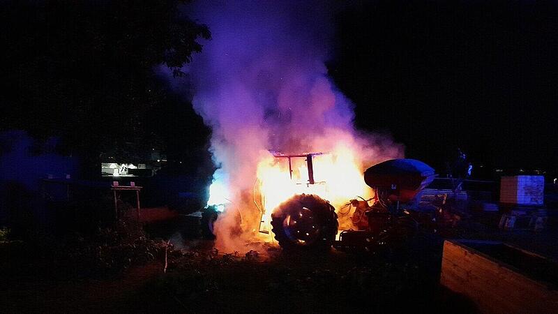 Feuerwehreinsatz in Bamberg-Gaustadt: Traktor komplett in Flammen Feuerwehreinsatz in Bamberg-Gaustadt: Traktor komplett in Flammen