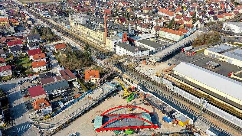 Die Deutsche Bahn wollte die Piastenbrücke vor dem Annafest 2022 teilweise freigegeben &ndash; doch  daraus wird nichts. Die Bauverzögerung hat Folgen für den geplanten Festumzug, Besucherströme und Rettungskräfte.Forchheim & Fränkische Schweiz