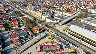 Die Deutsche Bahn wollte die Piastenbrücke vor dem Annafest 2022 teilweise freigegeben – doch daraus wird nichts. Die Bauverzögerung hat Folgen für den geplanten Festumzug, Besucherströme und Rettungskräfte.Forchheim & Fränkische Schweiz Die Deutsche Bahn wollte die Piastenbrücke vor dem Annafest 2022 teilweise freigegeben – doch daraus wird nichts. Die Bauverzögerung hat Folgen für den geplanten Festumzug, Besucherströme und Rettungskräfte.Forchheim & Fränkische Schweiz