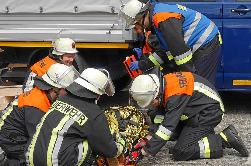 Der Verletzte ist mit Hilfe des Hebekissens geborgen und wird von Rettungssanit&auml;tern versorgt.