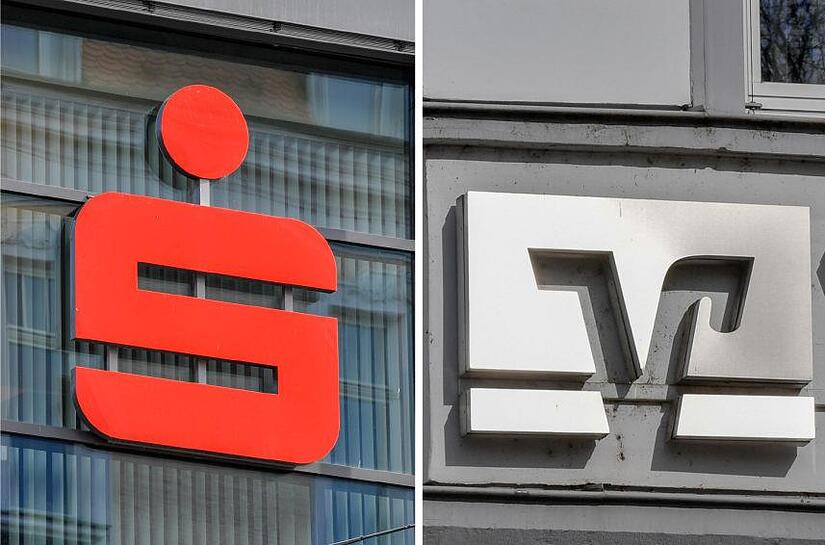 So sehr sich die beiden Logos unterscheiden, so ähnlich ist bei Sparkassen und VR-Banken die Entwicklung, was Fusionen angeht.