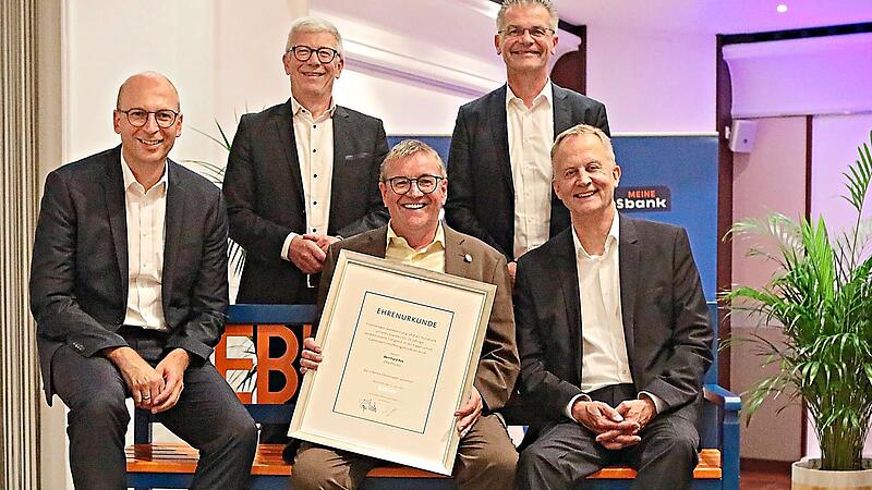 Die VR-Bank verabschiedet den langjährigen Aufsichtsrat Bernd Bös (Mitte). Hier zusammen mit (v.l.n.r.) Vorstand Rainer Geis, Vorstand Jürgen Klubertanz, Vorstand Michael Kaiser und Aufsichtsratsvorsitzender Sebastian Hose. Kerstin Junker/VR-Bank ... Die VR-Bank verabschiedet den langjährigen Aufsichtsrat Bernd Bös (Mitte). Hier zusammen mit (v.l.n.r.) Vorstand Rainer Geis, Vorstand Jürgen Klubertanz, Vorstand Michael Kaiser und Aufsichtsratsvorsitzender Sebastian Hose. Kerstin Junker/VR-Bank ...