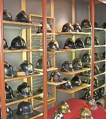 Helme im Feuerwehrmuseum Mechenried